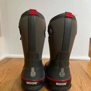 BOGS size 9 
Classic Texture Solid Winter Boots